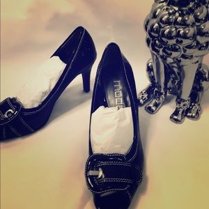 Mods Spana parent leather black open toes heel.